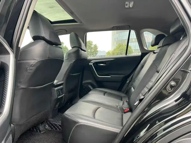 Toyota RAV4 — Фото автомобиля 8