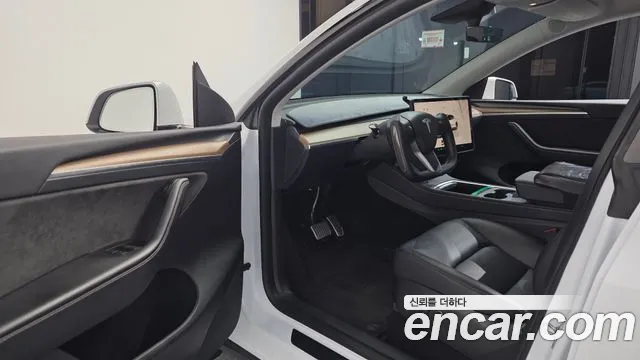 Tesla Model Y — Фото автомобиля 15
