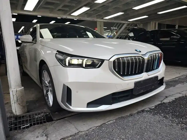 BMW 5 Series — Фото автомобиля 3