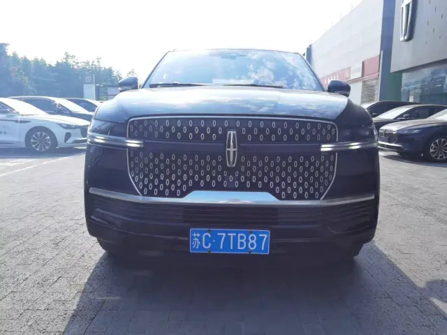 Lincoln Navigator — Фото автомобиля 2