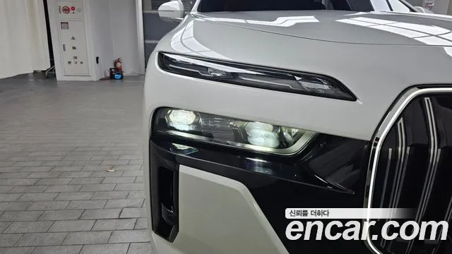 BMW i7 — Фото автомобиля 18