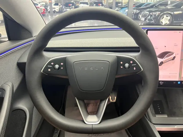 Tesla Model 3 — Фото автомобиля 16