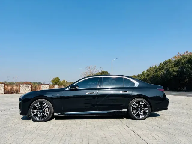 BMW i7 — Фото автомобиля 3
