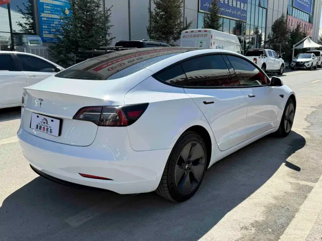 Tesla Model 3 — Фото автомобиля 9