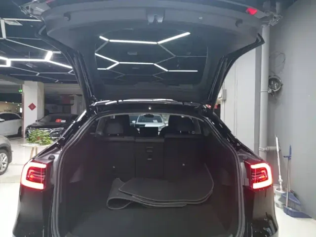 Tesla Model Y — Фото автомобиля 18