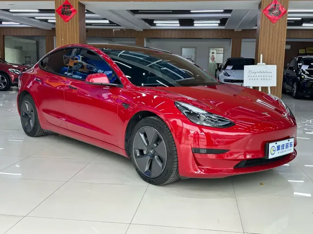 Tesla Model 3 — Фото автомобиля 5
