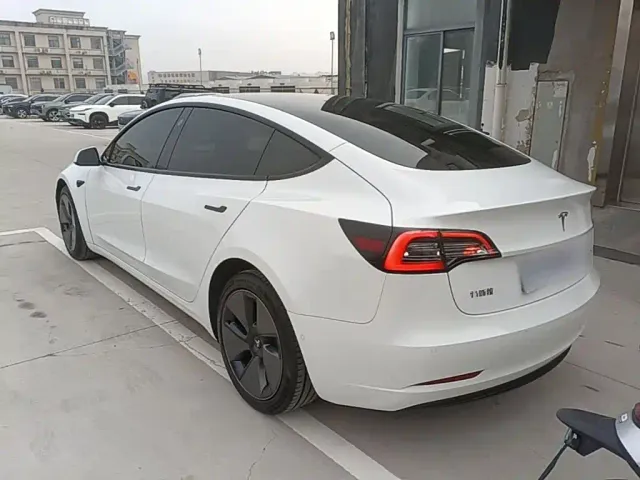 Tesla Model 3 — Фото автомобиля 4