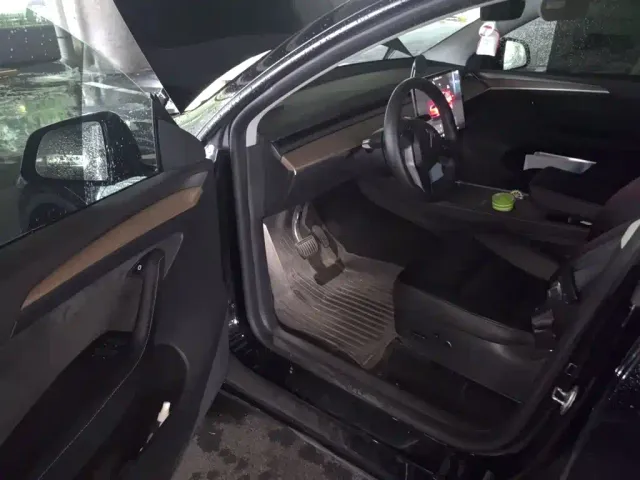Tesla Model Y — Фото автомобиля 12