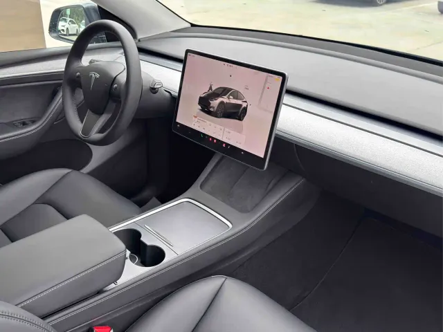 Tesla Model Y — Фото автомобиля 6