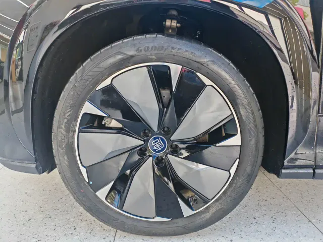 BYD Tang L — Фото автомобиля 12