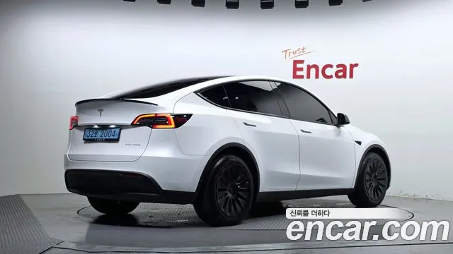 Tesla Model Y — Фото автомобиля 2