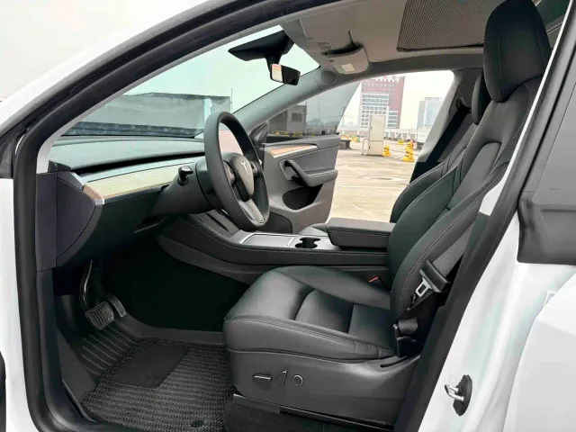 Tesla Model Y — Фото автомобиля 11
