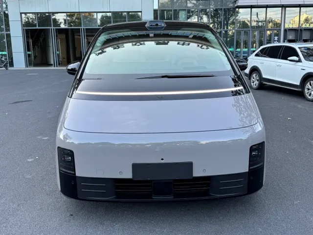Li Auto MEGA — Фото автомобиля 3