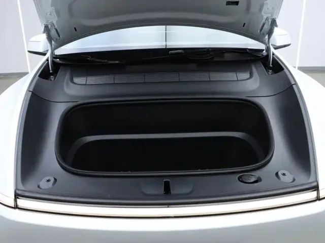 Tesla Model Y L — Фото автомобиля 8