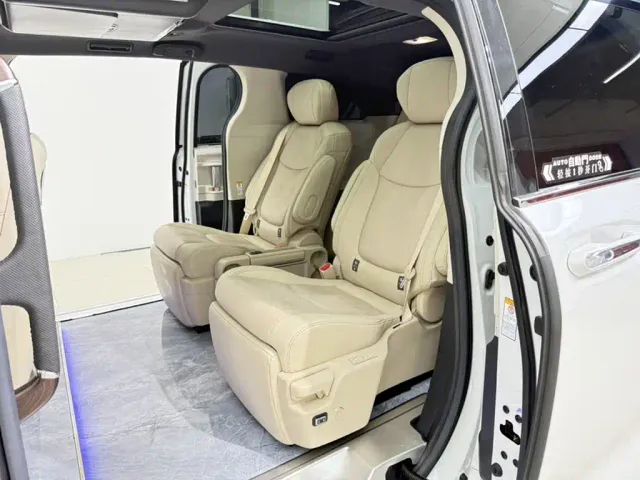 Toyota Sienna — Фото автомобиля 4