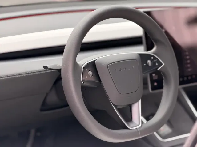 Tesla Model Y — Фото автомобиля 4