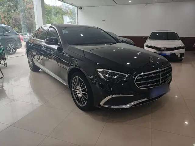 Mercedes-Benz E-Class — Фото автомобиля 3