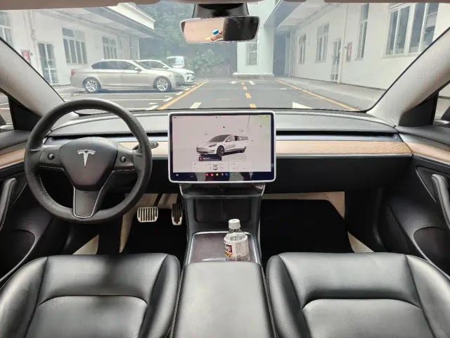 Tesla Model 3 — Фото автомобиля 5