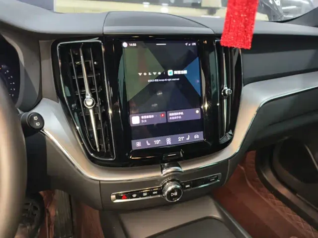 Volvo XC60 — Фото автомобиля 12