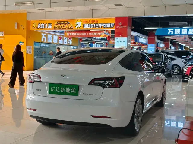 Tesla Model 3 — Фото автомобиля 19