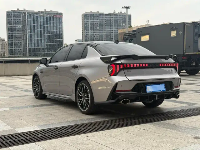 Lynk & Co 03 — Фото автомобиля 4