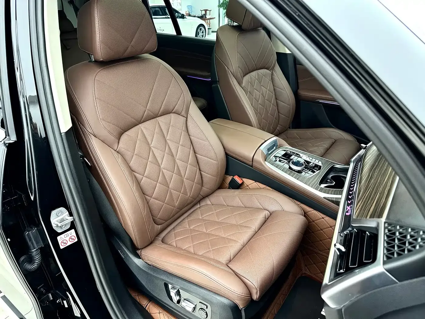 BMW BMW X7 2023 xDrive40i Leading Luxury Package — Фото автомобиля 16