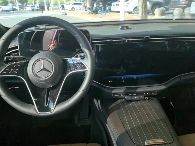 Mercedes-Benz E-Class — Фото автомобиля 12