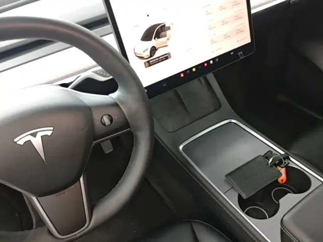 Tesla Model Y — Фото автомобиля 13