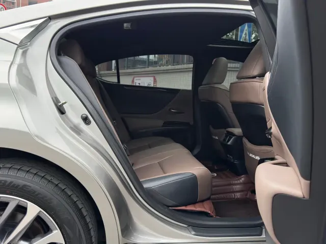 Lexus ES — Фото автомобиля 15