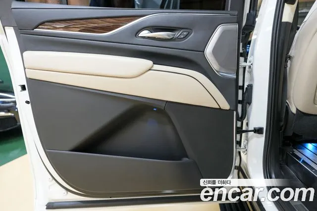 Cadillac Escalade — Фото автомобиля 19