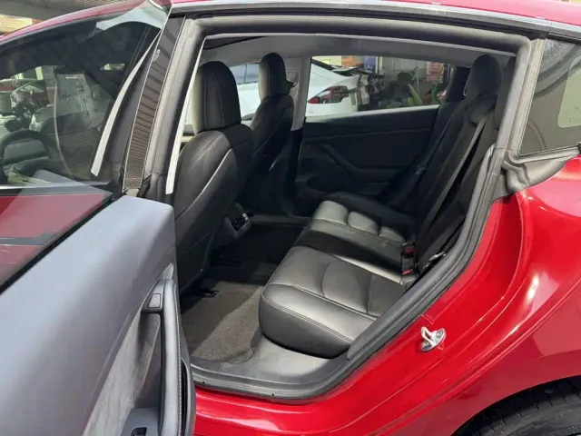 Tesla Model 3 — Фото автомобиля 16