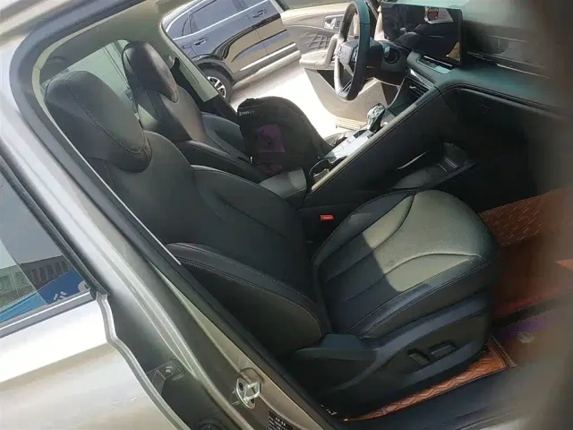 Roewe RX5 — Фото автомобиля 24