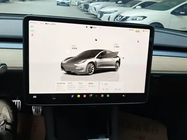 Tesla Model 3 — Фото автомобиля 12