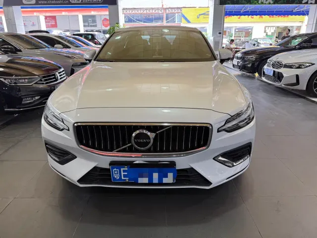 Volvo S60 — Фото автомобиля 2