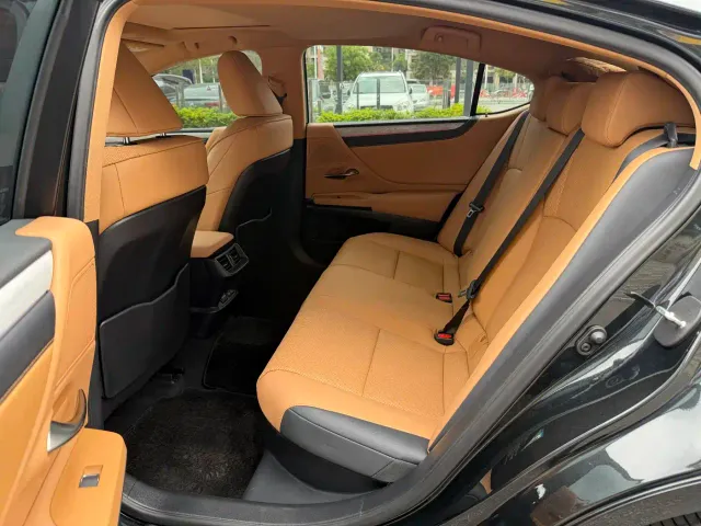 Lexus ES — Фото автомобиля 10