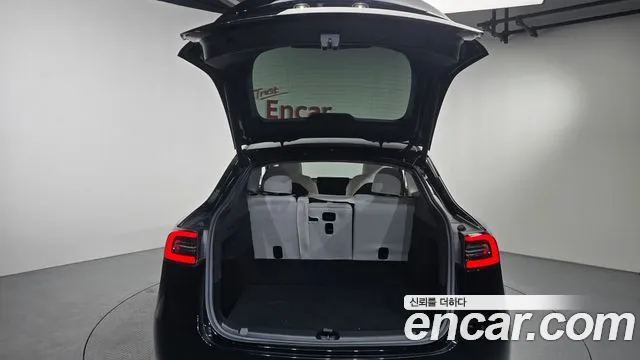 Tesla Model Y — Фото автомобиля 23