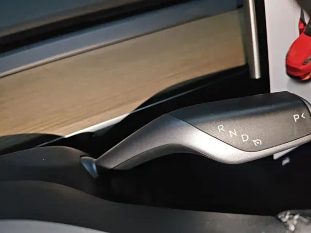 Tesla Model Y — Фото автомобиля 13