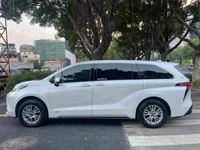 Toyota Sienna — Фото автомобиля 4