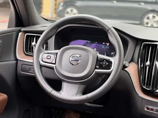 Volvo XC60 — Фото автомобиля 12