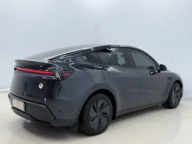 Tesla Model Y — Фото автомобиля 12