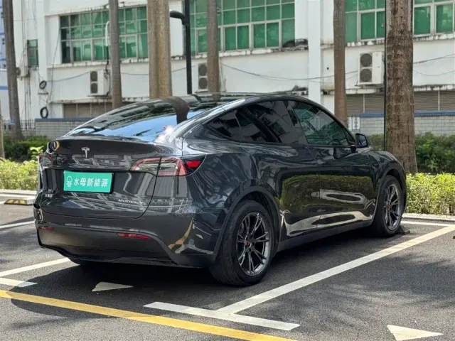 Tesla Model Y — Фото автомобиля 14