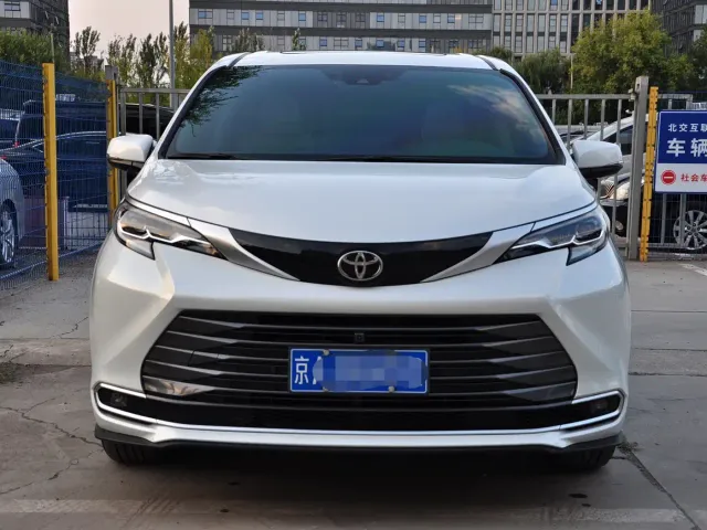 Toyota Sienna — Фото автомобиля 2