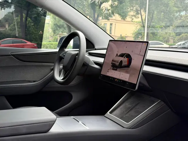 Tesla Model Y — Фото автомобиля 9