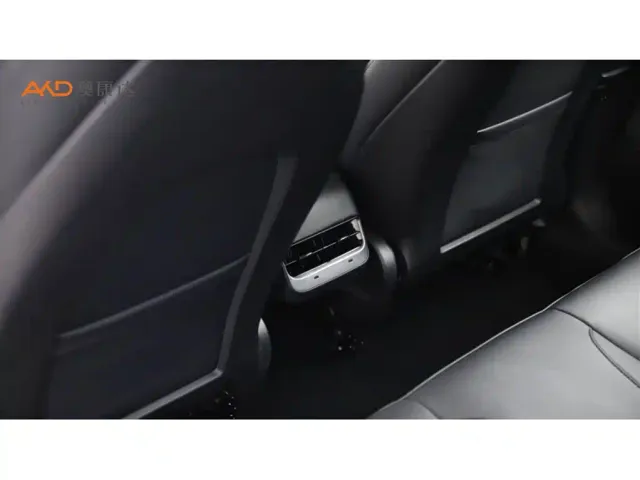 Tesla Model 3 — Фото автомобиля 9