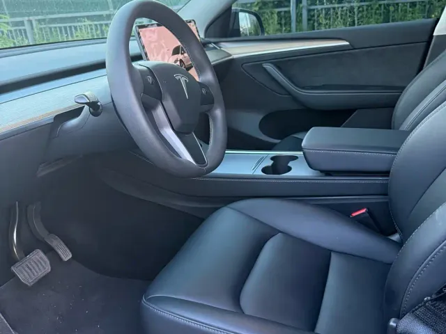 Tesla Model Y — Фото автомобиля 12