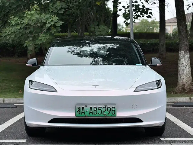 Tesla Model 3 — Фото автомобиля 2