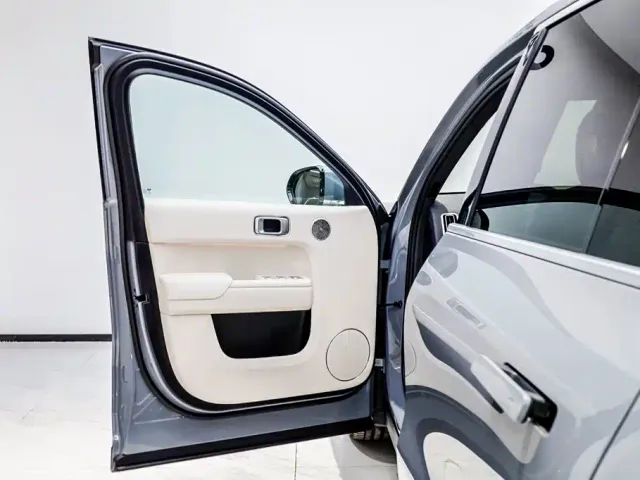 Li Auto L8 — Фото автомобиля 9