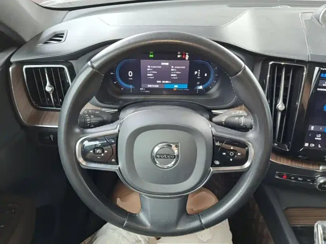 Volvo XC60 — Фото автомобиля 10