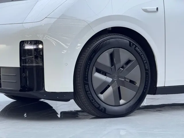Li Auto MEGA — Фото автомобиля 4
