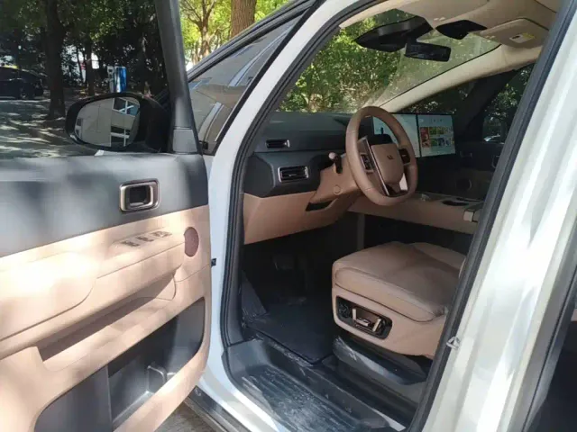 Li Auto MEGA — Фото автомобиля 15